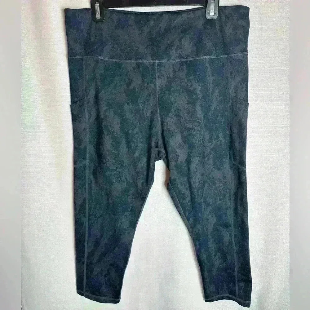 ZYIA active, women’s capri leggings with pockets, size 20